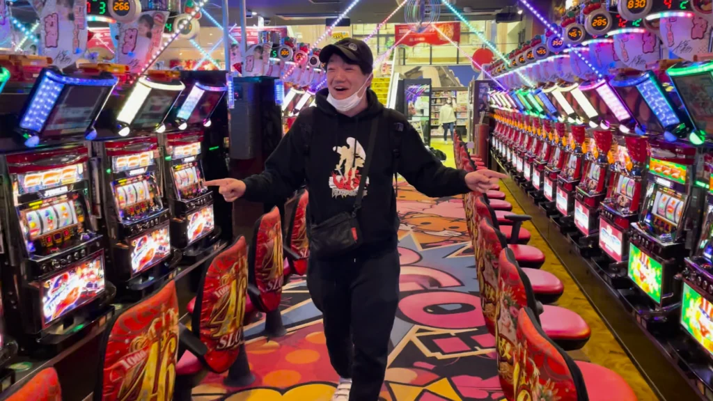 パチンコホールで活動する八十島