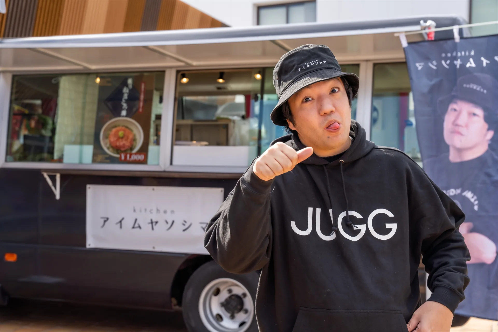 kitchen アイムヤソシマのキッチンカー前で笑いをつくる八十島
