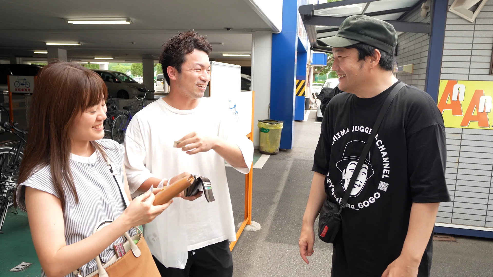 来場者と笑顔で会話する八十島
